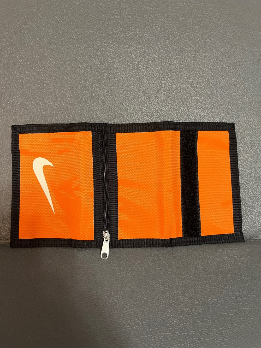 Nike Trifold wallet orange/black with white swoosh - Picture 3 of 4